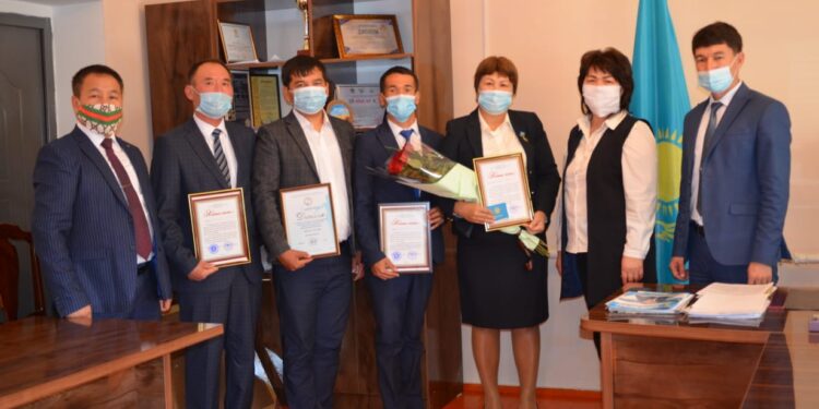 ЕҢБЕГІ ЕСЕЛІ ҰСТАЗДАРҒА ҚҰРМЕТ КӨРСЕТІЛДІ