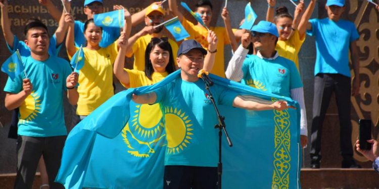 Шымкентте рәміздер күніне орай автокөлік шеруі жолға шықты