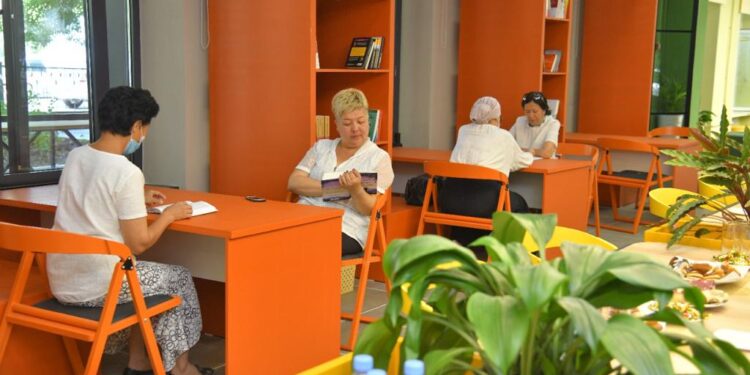 Қала әкімі қайта жаңғыртудан өткен Абай кітапханасының ашылуына қатысты