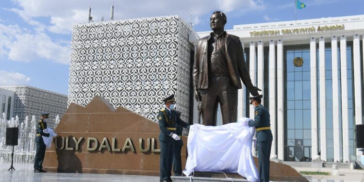 Түркістанда елбасы Н.Назарбаевқа ескерткіш қойылды