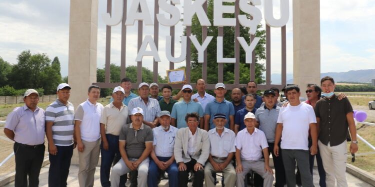 Түлкібастық түлектер ауылға стела орнатты