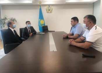 Шигео Катсу тауда қаза болғандардың отбасына көңіл айтты
