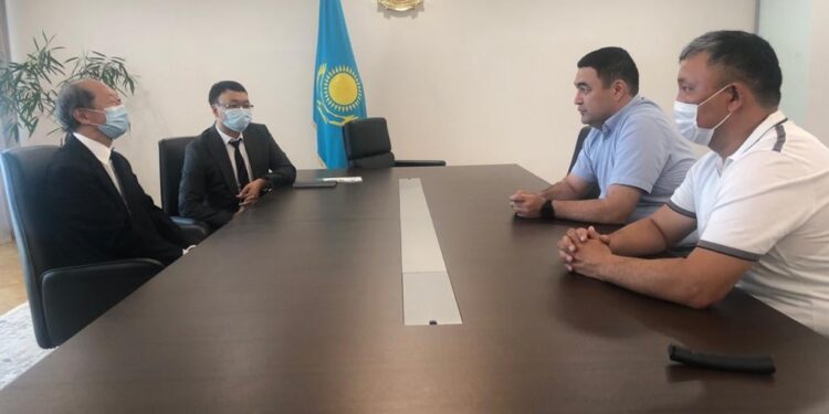 Шигео Катсу тауда қаза болғандардың отбасына көңіл айтты