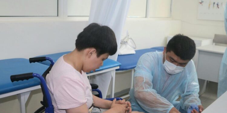 Шымкент: Мүмкіндігі шектеулі балаларды суда емдеу тәсілі қолданылуда