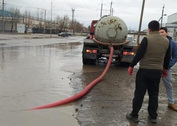 Шымкентте көшелерді су басты (фото)