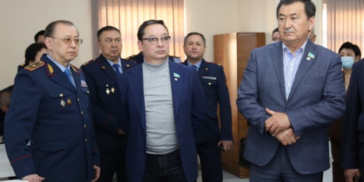 Мәжілісмендер Түркістан облысының бас полицейімен кездесті