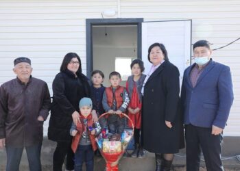 Арыста көпбалалы екі отбасыға баспана тарту етілді