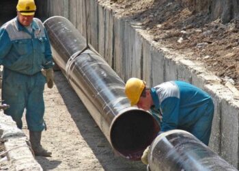 Тозығы жеткен жылу құбырлары жөнделуде