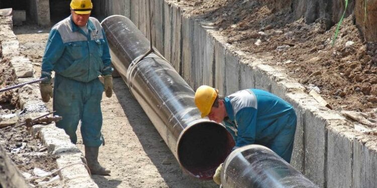 Тозығы жеткен жылу құбырлары жөнделуде