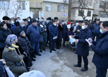 Қала әкімі Отырар шағын ауданының тұрғындарымен кездесті