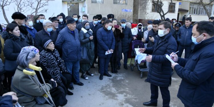 Қала әкімі Отырар шағын ауданының тұрғындарымен кездесті