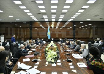 Қала әкімі әл-фараби ауданының белсенділерімен кездесті