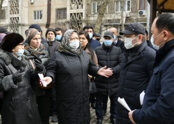 Шымкент әкімі орталықта орналасқан шағын аудан тұрғындармен кездесті