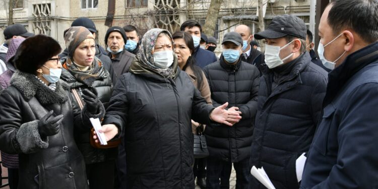 Шымкент әкімі орталықта орналасқан шағын аудан тұрғындармен кездесті