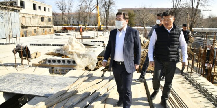 Қала әкімі өнер мектебінің құрылысымен танысты