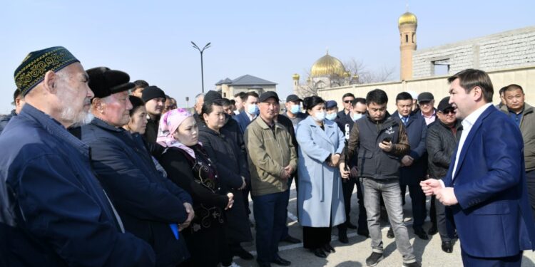 Шымкент әкімі Таскен және Мәртөбе тұрғындарымен кездесті