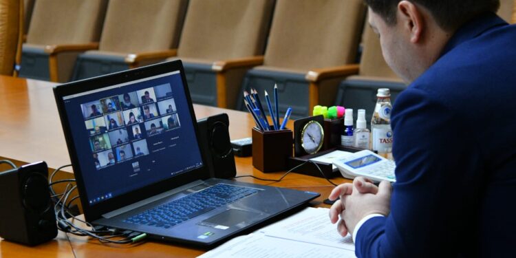 Қала әкімі азаматтарды онлайн қабылдады