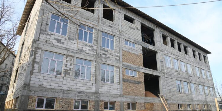 Шымкент әкімі мектептің құрылысымен танысты