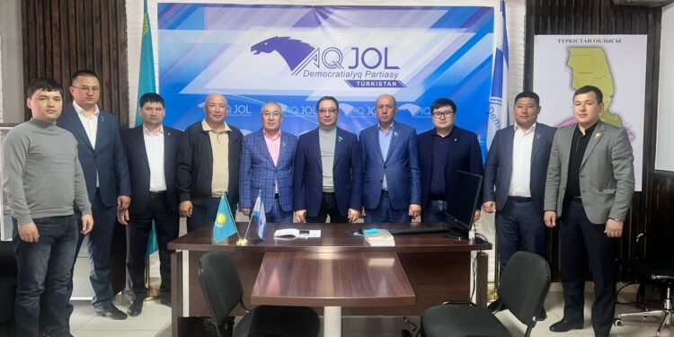Мәжіліс депутаты Серік Ерубаев  «Ақ жол» партиясы Түркістан облыстық филиалының активімен кездесті