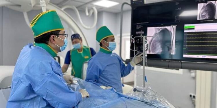 Шымкенттік дәрігерлер тумысынан ауыр дертке шалдыққан балаға күрделі ота жасады