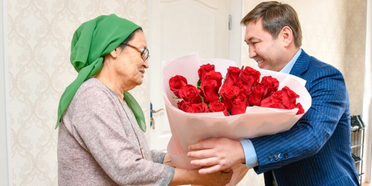 М Әйтенов нәзік жандыларды мерекемен құттықтады