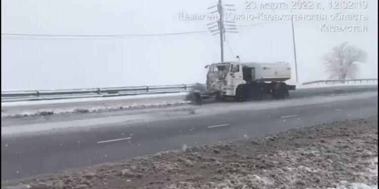 Қар тазалау жұмыстары жүргізілуде