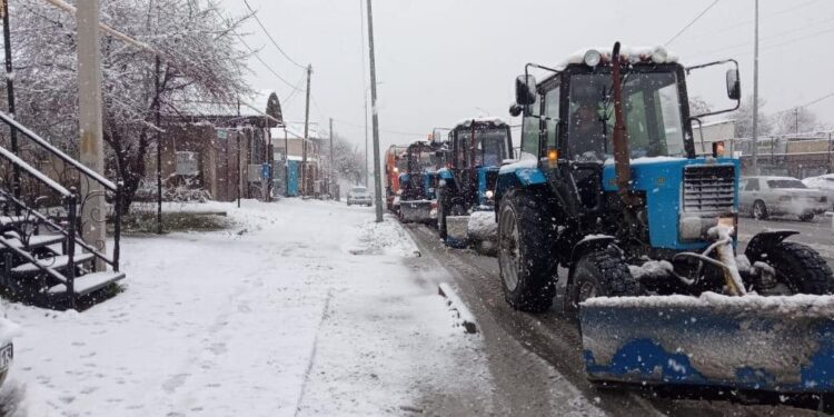 Қаратау ауданында қардан тазарту жұмыстары жүргізілуде