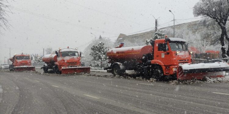 Әл-фараби ауданында қар тазалауға 25 техника жұмылдырылды