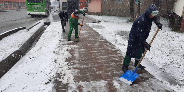 Абай ауданында қар күреу жұмыстары арқарылуда