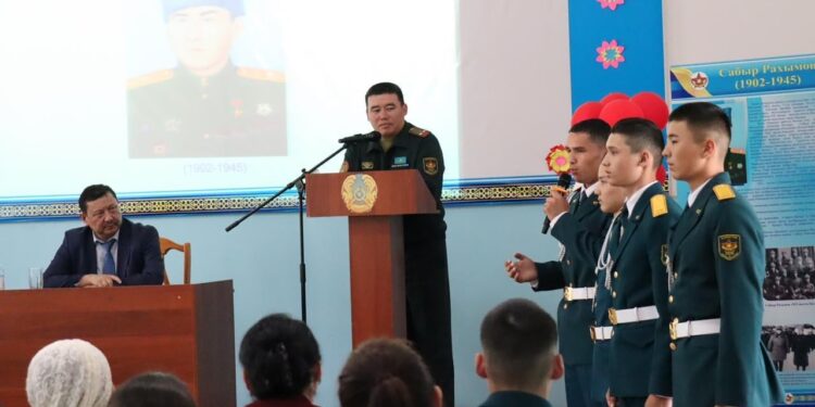 Жазушы-зерттеуші Әкім Ысқақ ұландармен кездесті