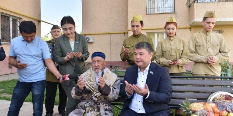 Мәслихат хатшысы ардагерлерді мерекемен құттықтады