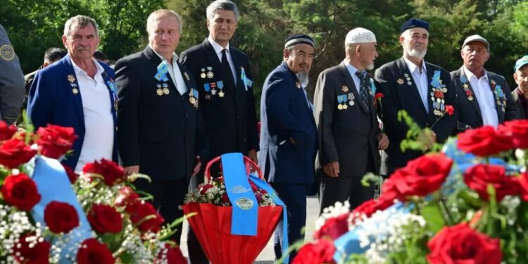 Шымкентте Жеңіс күніне орай гүл шоғын қою рәсімі өтті