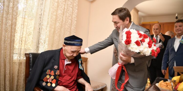 М.Әйтенов Жеңіс мерекесімен құттықтады