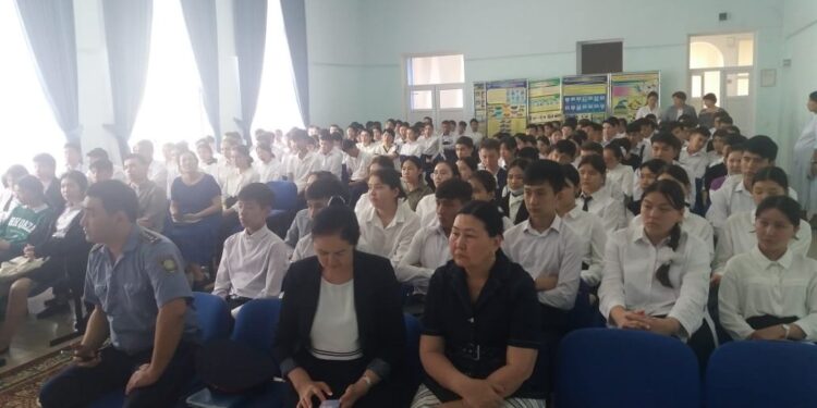 Суицидтің алдын алу мақсатында прокурорлар оқушылармен кездесті