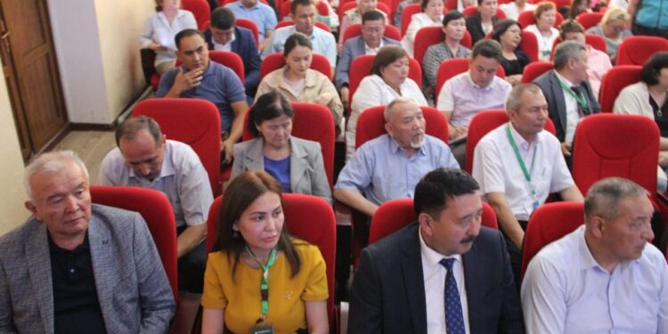 Сенат депутаттары жастармен кездесті