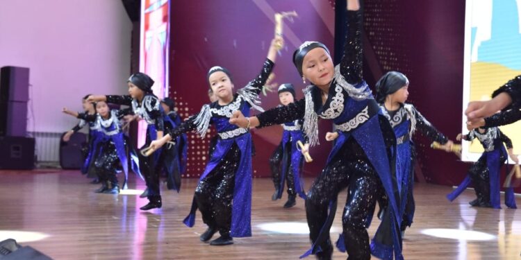 Бүлдіршіндерге мерекелік сый тарту етті