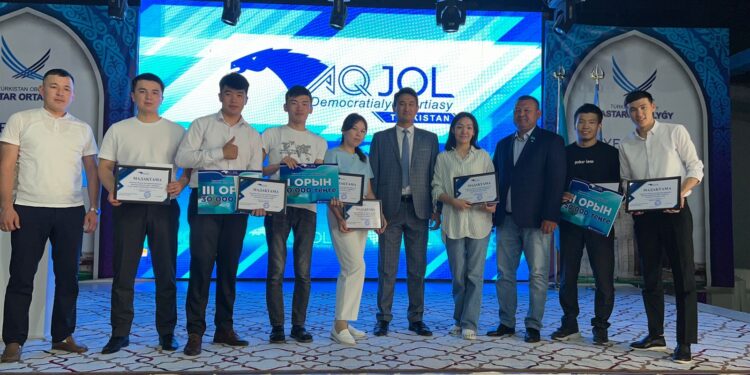Түркістандық жастар арасында тартысты дебат турнирі өтті