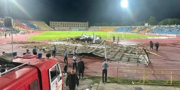 Екпінді желдің салдарынан стандион шатыры ұшып кетті