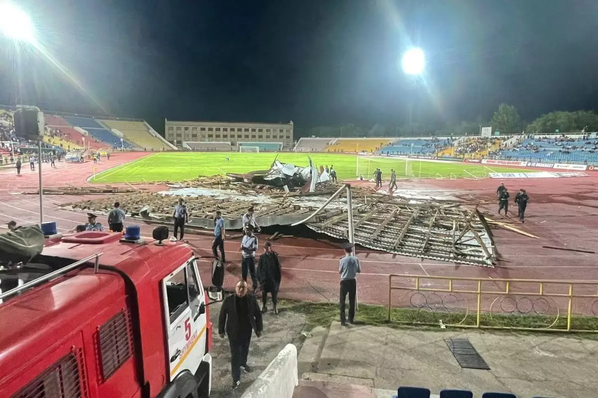 Что происходит на стадионе. Центральный стадион города Шымкент. Стадион имени Хаджимукана Мунайтпасова. Обрушение крыши стадиона. Крыша стадиона.