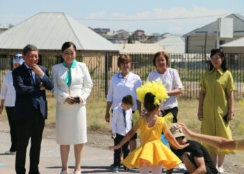 ҚАЛА ӘКІМІНІҢ ОРЫНБАСАРЫ ЕРЕКШЕ БАЛАЛАРДЫ МЕРЕКЕМЕН ҚҰТТЫҚТАДЫ