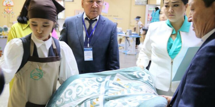 Шымкентте көпбалалы аналар тігін тігуді тегін үйренуде