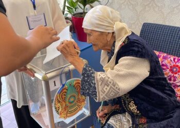 100-ге келген қарт ана үйінде дауыс берді