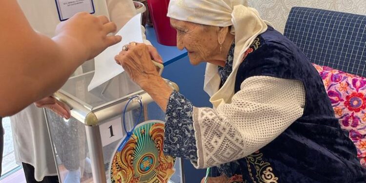 100-ге келген қарт ана үйінде дауыс берді