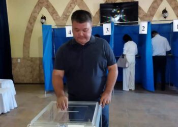 Қалалық мәслихаттың хатшысы референдумда дауыс берді