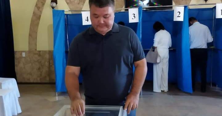 Қалалық мәслихаттың хатшысы референдумда дауыс берді