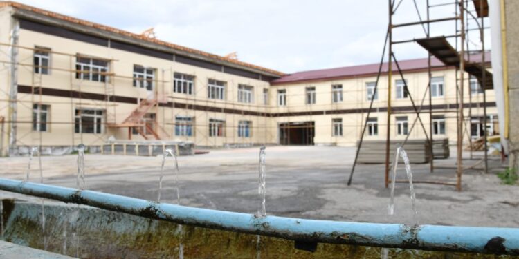 Сайрам тұрғын алабындағы көне мектеп күрделі жөнделуде