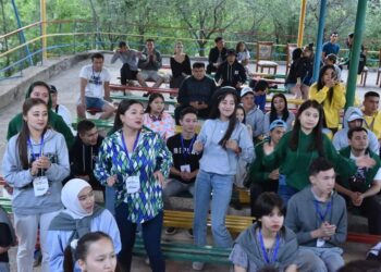 Тау самалында ерікті жастар слеті өтіп жатыр