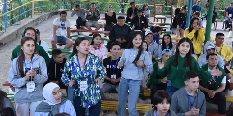 Тау самалында ерікті жастар слеті өтіп жатыр