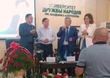 Ғалым ақыны Мұхтар Шаханов жырсүйер қауыммен кездесті