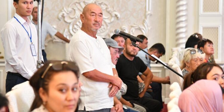 М.Әйтенов Еңбекші ауданы тұрғындарымен есепті кездесу өткізді